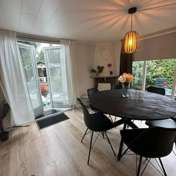 Ruim, mooi en modern huisje met een heerlijke tuin, khách sạn ở Baarle-Nassau