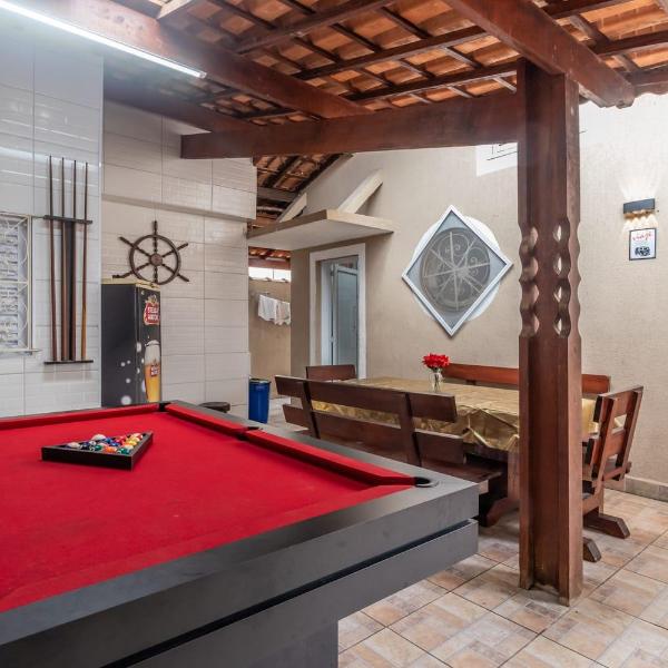 Casa Lindíssima e Espaçosa com 2 Piscinas - Adulto e Infantil, Perto da Praia, Opção da Piscina Adulto Aquecida Cobrado à Parte, 4 Quartos Frente as Piscinas, Área Gourmet Completa com Churrasqueira, Forno e Fogão a Lenha, Mesa de Bilhar, Lareira na Sala - Foto 4