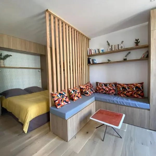 Studio avec terrasse, hotel v destinaci Nontron
