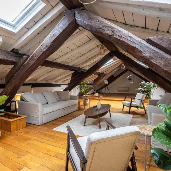 Dimora De' Poeti - 250 Square Meters Attic with Jacuzzi, hotel Bolognában