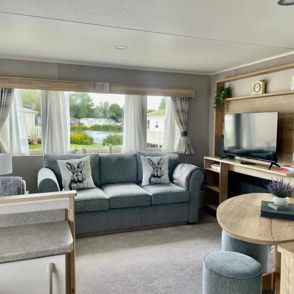 Pretty 2 Bedroom Caravan, South Cerney, hotel v destinaci South Cerney