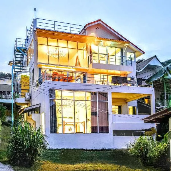 Beach Front Queen's Castle - Kid friendly, Holiday like Royalty, hotel v destinaci Ban Ao Makham