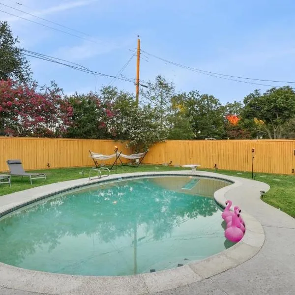 Holiday 4BR 2BA Home with Pool, Hot Tub, Fire Pit, hotel in Irving
