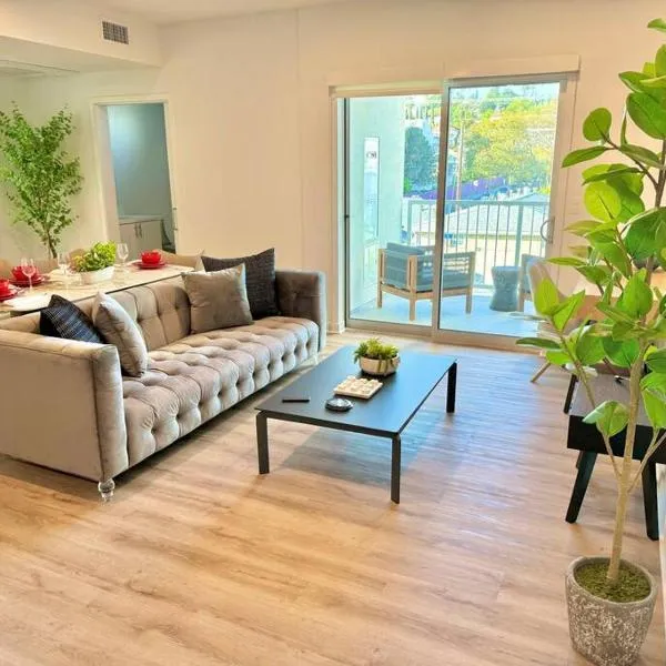 Corner 2 Bedroom 2 Bath Condo - Balcony - Parking, ξενοδοχείο στο Λος Άντζελες