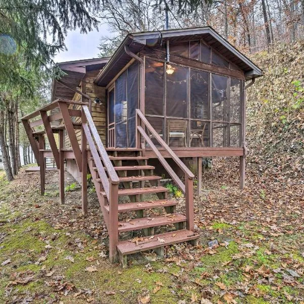 Peaceful Cottage with Mtn View Near ATV Trails!, hotel v destinaci Welch