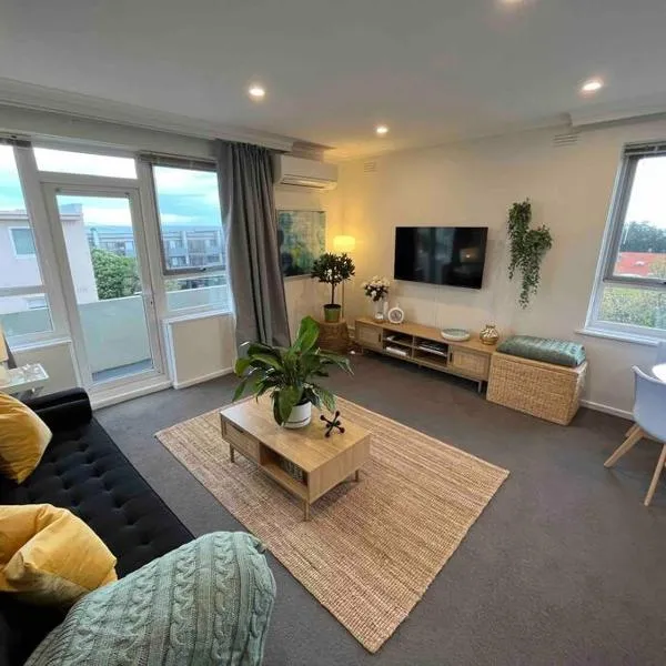 Penthouse in Sandringham with panoramic bay views, Hotel in Sandringham