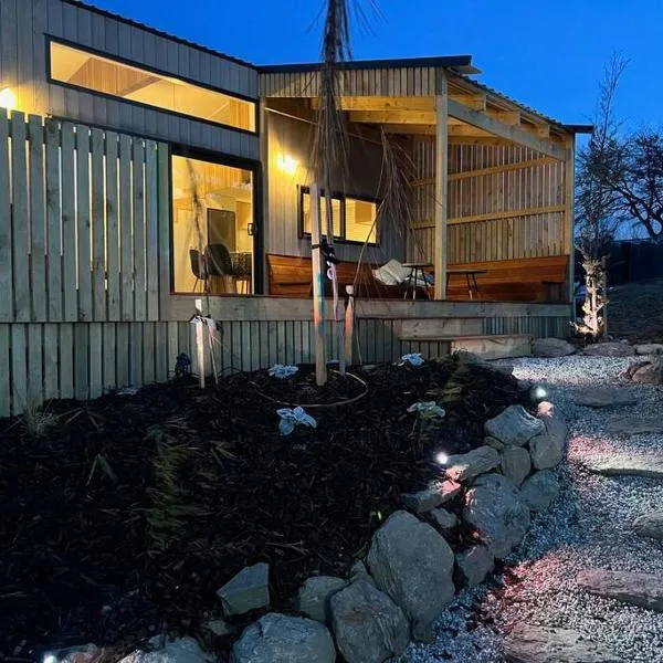 Alpine Chalet - views, fire-pit, central, cosy, hotel in Wanaka