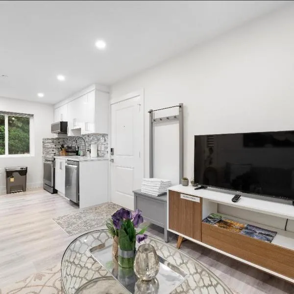 Entire new small home, hotel in Vancouver