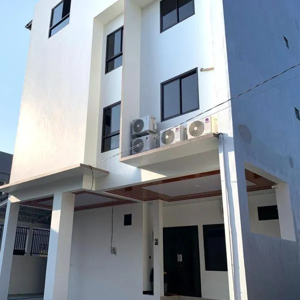 Kusuma Raya Guest House, hotel v destinaci Srondolwetan