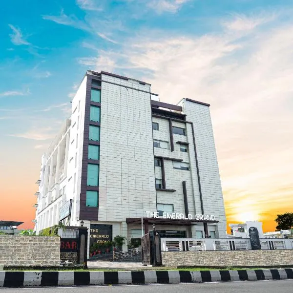 The Emerald Grand, hôtel à Dehradun