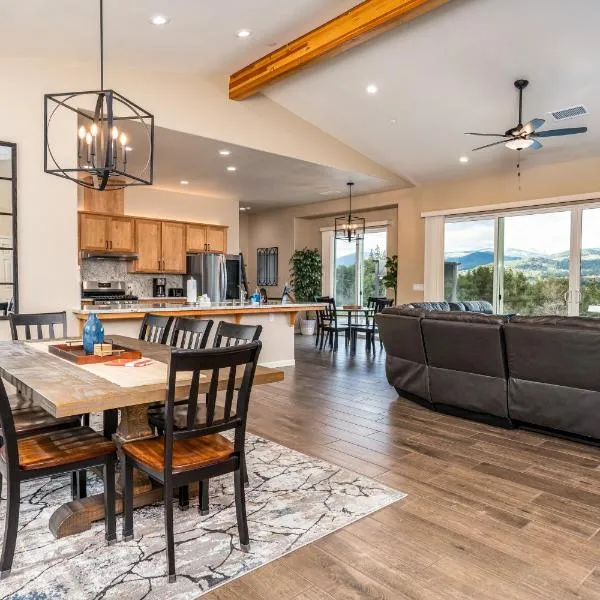 Mountain View House with hot tub, putting green, stunning views, ξενοδοχείο σε Oakhurst