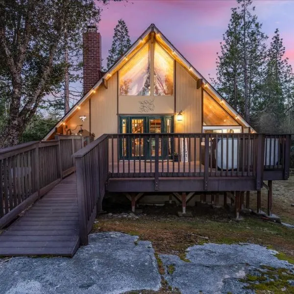 Bass Lake Chalet- A frame with hot tub/firepit, hotel in Oakhurst