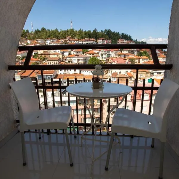 Lake View Double Balcony City Center Apartment in Ohrid, hotel sa Ohrid