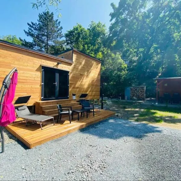 Glamping paradise with wellness, hotel v destinaci Dolní Břežany
