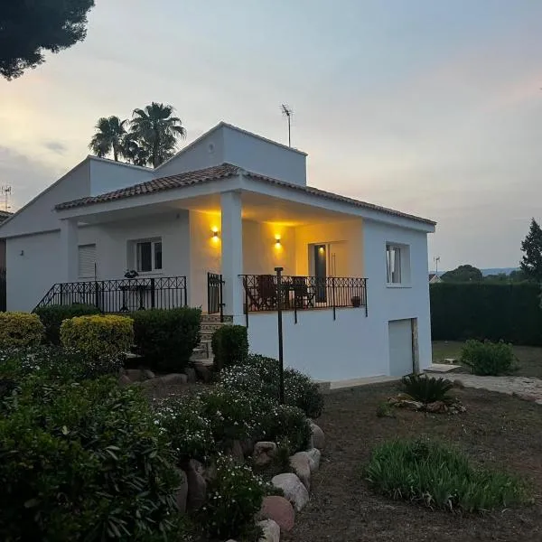 Acogedora casa con piscina, hotel in Lliria