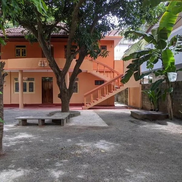 Lovely 4 bedroom top floor home in Kokkuvil East, hotel in Jaffna