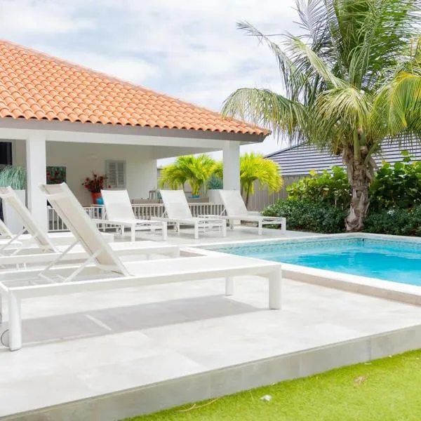 Villa Mistral - Luxurious 5 Bedrooms, Clean, New And Child-friendly That Is 5min Drive From The Beac, khách sạn ở Jan Thiel