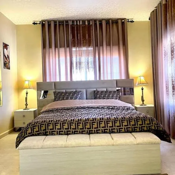 Classy 3 Bedroom Apartment in Amman, хотел в Ţāb Kirā‘