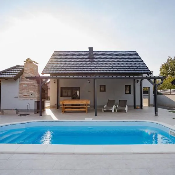 Holiday house Eva with pool, hotel in Vukovar