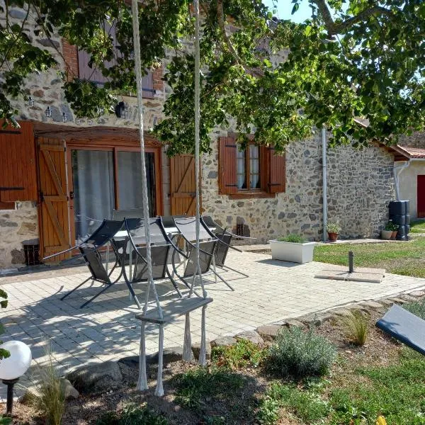 Sur les Rives du Haut Allier, מלון בBlassac