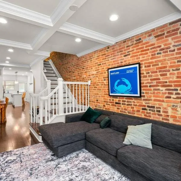 Federal Hill Luxury with Parking & Harbor View Rooftop, hotel in Fells Point
