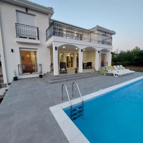 Villa Blanc - with Buna Riverside, hotel in Buna
