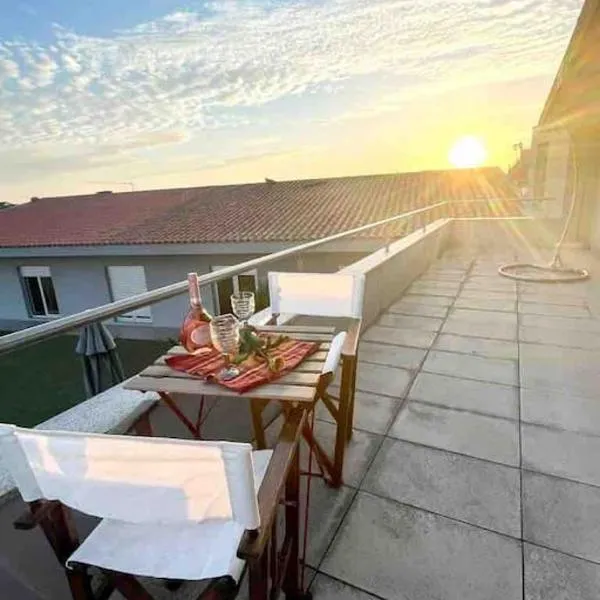 Luxurious and spacious ensuite and lounge with ping pong table - Perfect to rest near the beach, hotel in Lavra