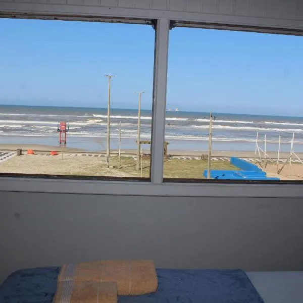 Apartamento Vista para Beira-Mar e Calçadão centro de Tramandaí, hotel in Tramandaí