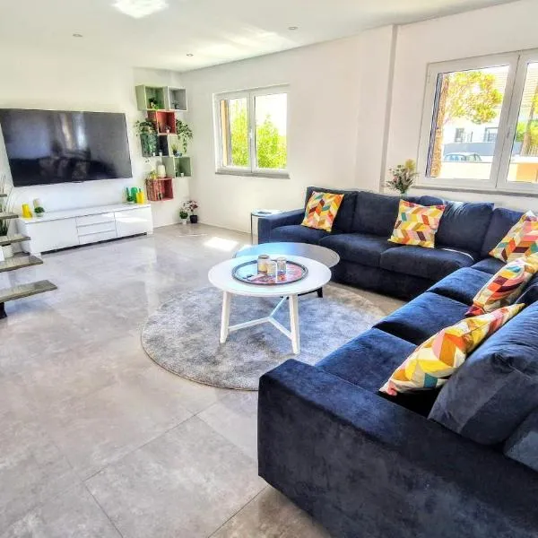 Big house with pool - 5 min walk to beach, hotel din Costa de Caparica