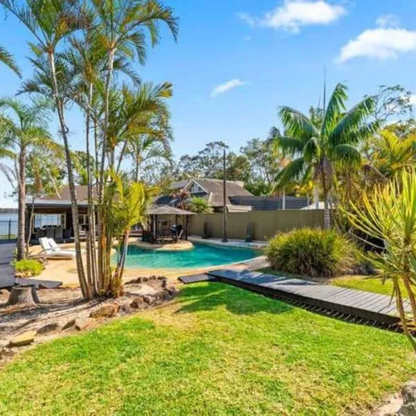 Waterfront Oasis Lakefront Villa, hotel in Lake Munmorah