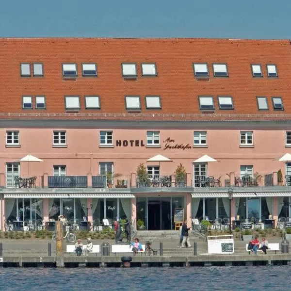 Hotel Am Yachthafen, hotel di Waren