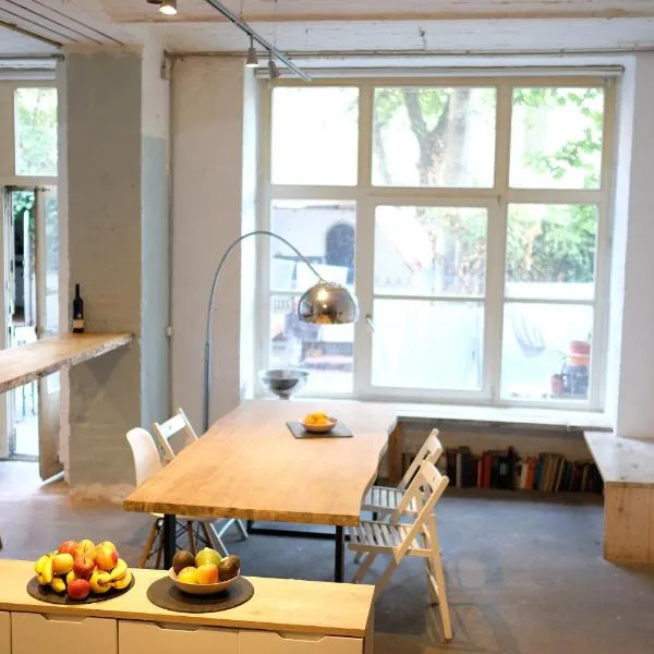 Urban Loft in Vibrant Kreuzkölln - 3BR - 160sqm - 5 showers, hotel u Berlinu