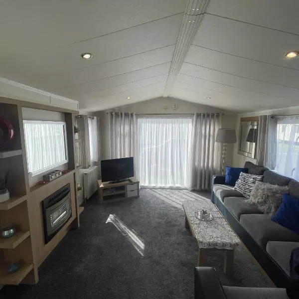 2 Bedroom Caravan, Edi Rita, Robin Hood, Pet Friendly, hotel v destinaci Meliden