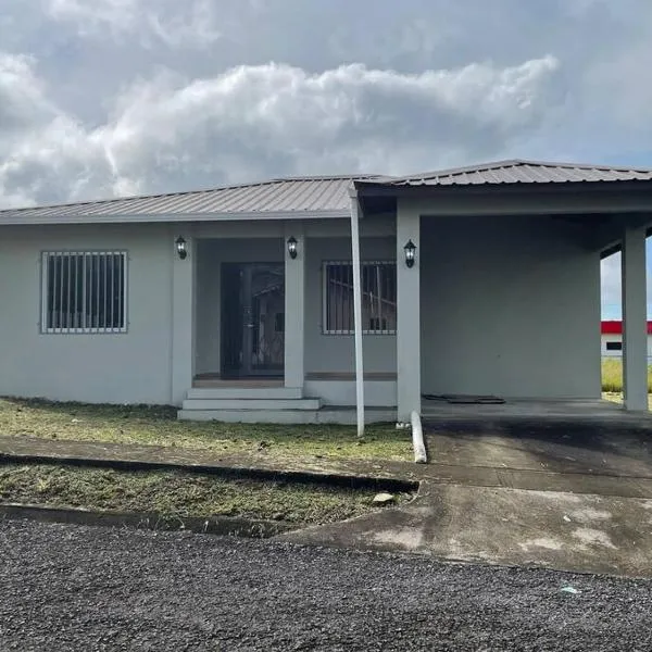 Casa Familiar cerca a todo, готель у місті Alto Boquete