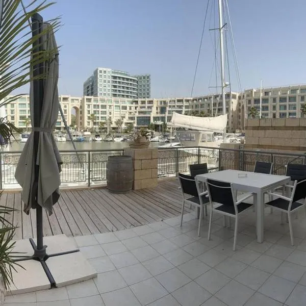 The Yacht Apartment in Herzlia, Hotel in Herzliya B