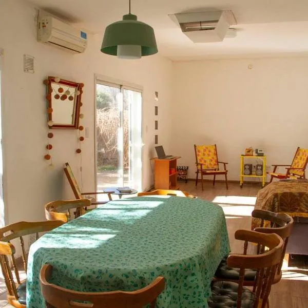 Casa en las sierras con Cine, hótel í Juana Koslay