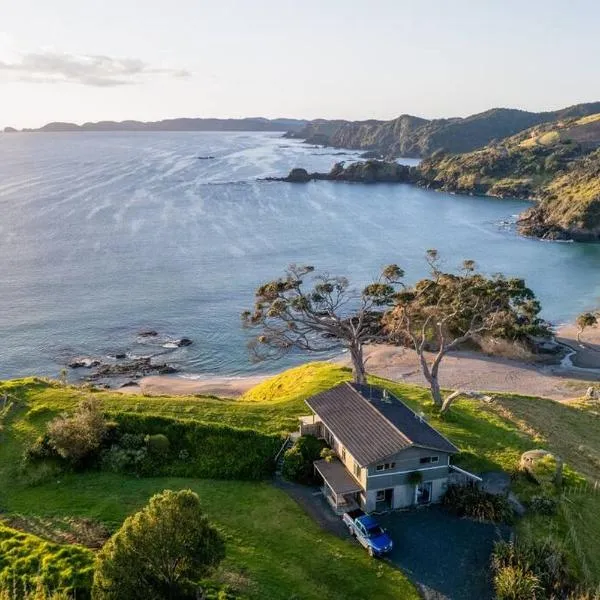 Elliot Bay - Hilltop Cottage, hotel v destinaci Rawhiti
