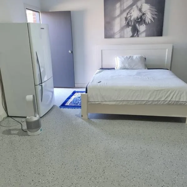 Trugnina garage converted in room, hotel a Laverton