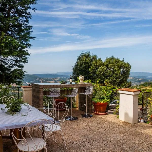 Casa Sole di Toscana USO ESCLUSIVO con 5 camere, 3 bagni, terrazza panoramica, giardino e vasca idromassaggio، فندق في Monterotondo