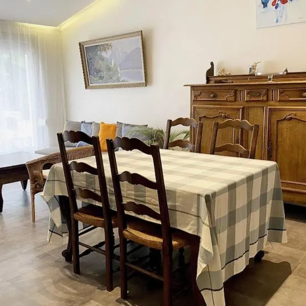 Bright airy family style 7 min walk to beach, hotel en Caldes d'Estrac
