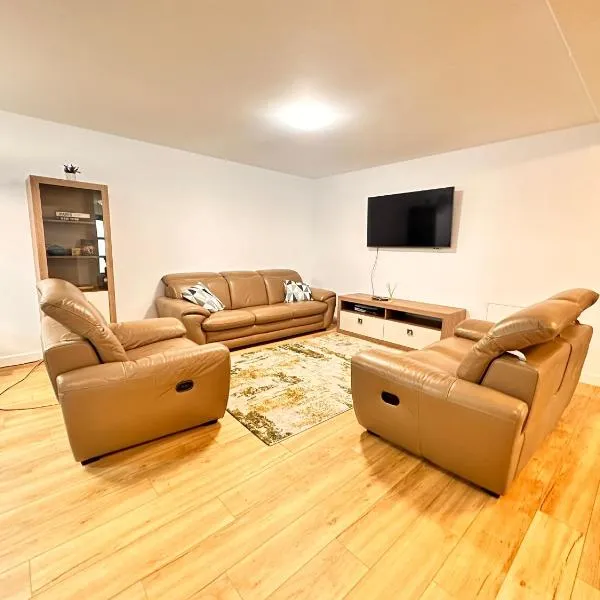 Apartament modern in Vila, cu curte proprie la 2km de centrul Sucevei, hotel in Ipoteşti