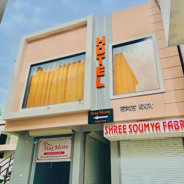 Hotel StayMore Premium Rooms and AC dorms, hotel v destinaci Maheshwar