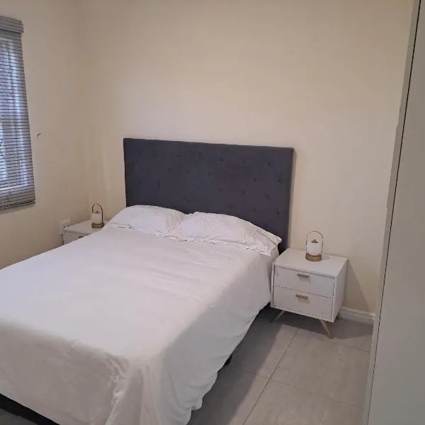 Two Private Rooms in a home shared with the host, готель у місті Fairview