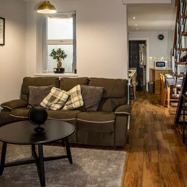 Centrally located 2 bedroom house with garden, hótel í Omagh