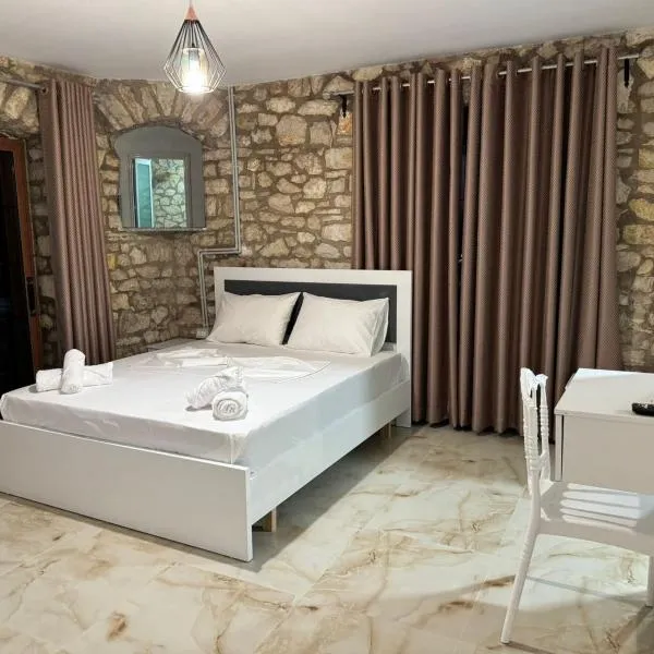 The White Troy, отель в Саранде