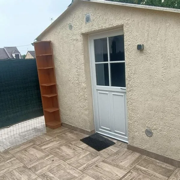 Maisonnette aux deux terrasses - Proche aéroport CDG et du Parc Asterix、Puiseux-en-Franceのホテル