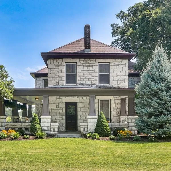 Pet-Friendly Home Grill and Fire Pit in Manhattan, hotel in Manhattan