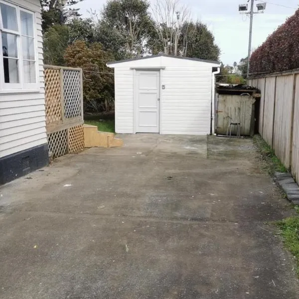 2 Double Beds including 1 Sofa Bed Garden Chalet, 14 Phyllis St, Mt Albert, Auckland, hotel v Aucklandu