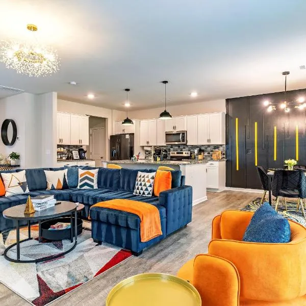 Raleigh Luxe Family Retreat- 15 Min to Downtown, Kids Gear, Fast WiFi for WFH, EV & Pet Friendly, hotel in Raleigh