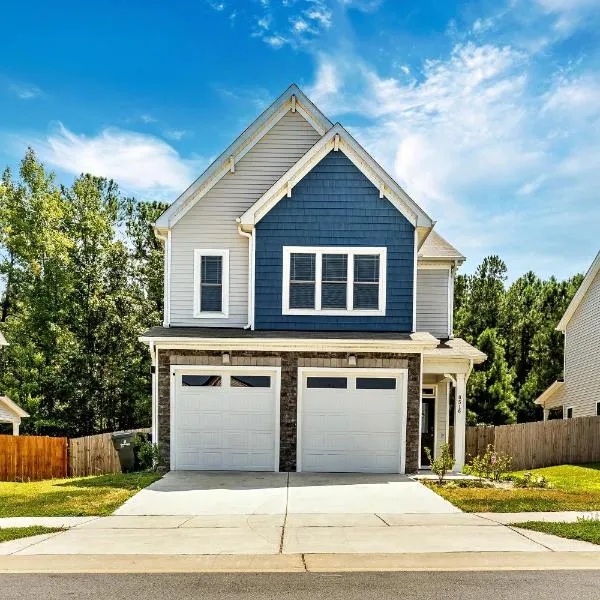 Raleigh Luxe Family Retreat- 15 Min to Downtown, Kids Gear, Fast WiFi for WFH, EV & Pet Friendly, hotel em Raleigh